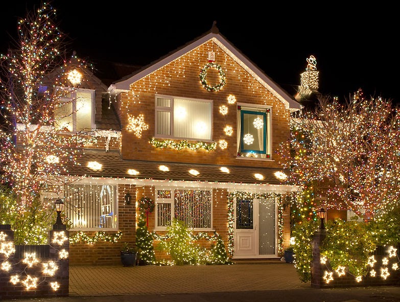 Benefits of Hiring Christmas Light Installers