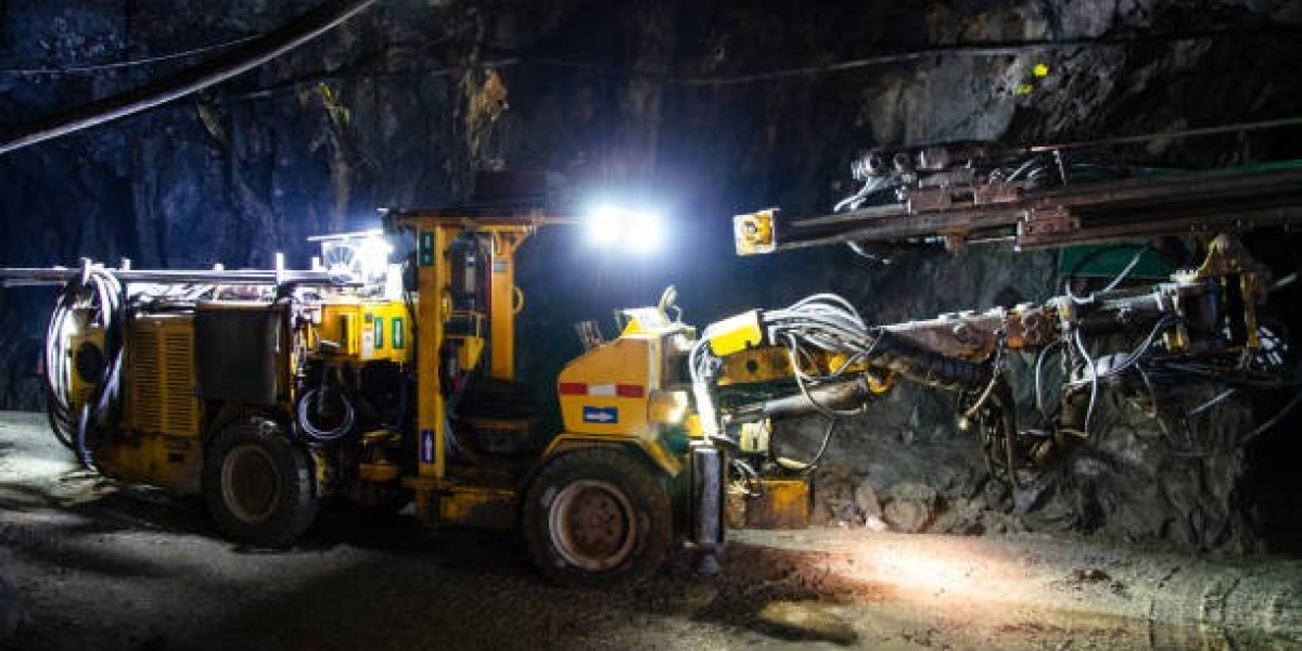 Cleaning Heavy Machinery in the Mining Sector: Ensuring Optimal Performance and Durability