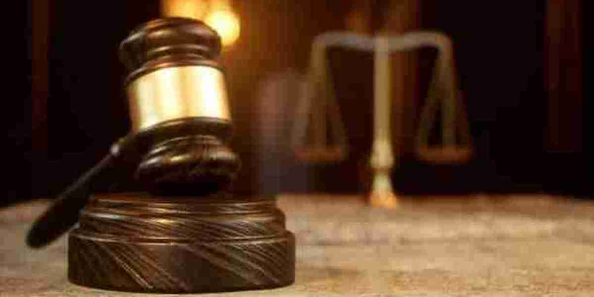 دور المحامي في جدة: دعامة قانونية لحماية الحقوق وتحقيق العدالة
