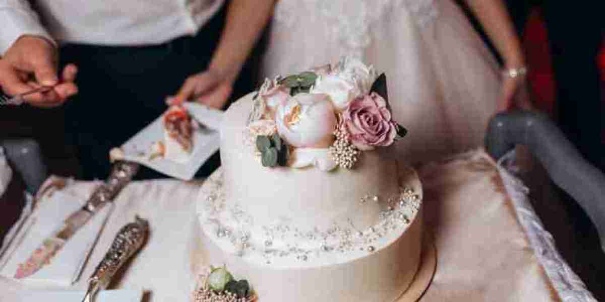 Tips To Save Money During Shopping Of Wedding Cake