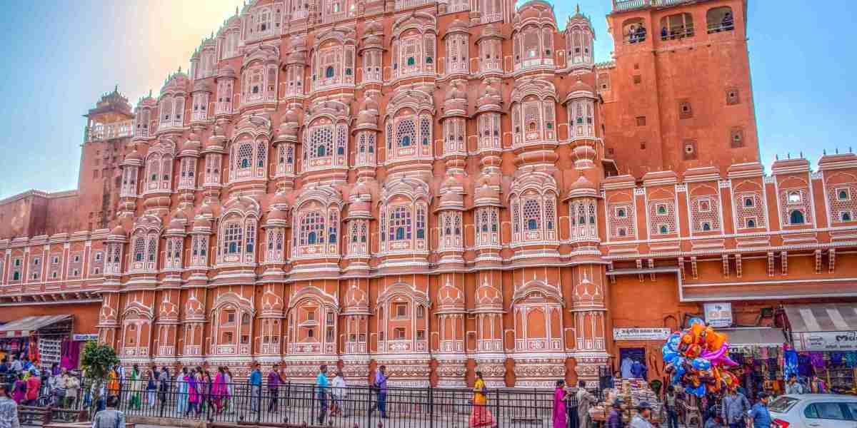 Explore Jaipur in Comfort: Book Your Delhi to Jaipur Taxi Today