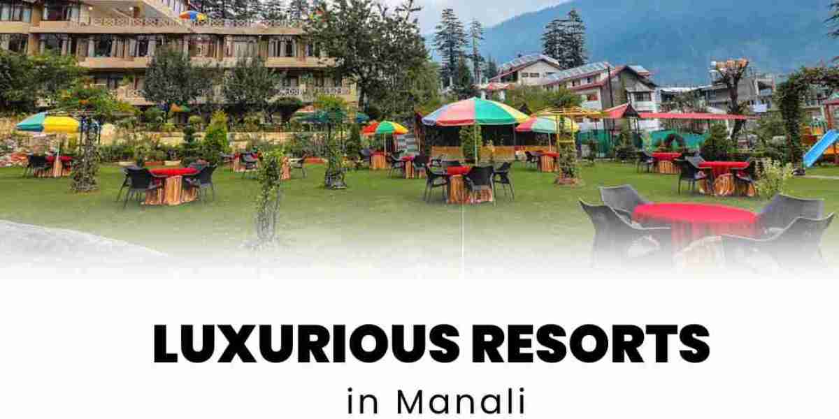 What type of cuisine can guests expect at luxurious resorts in Manali